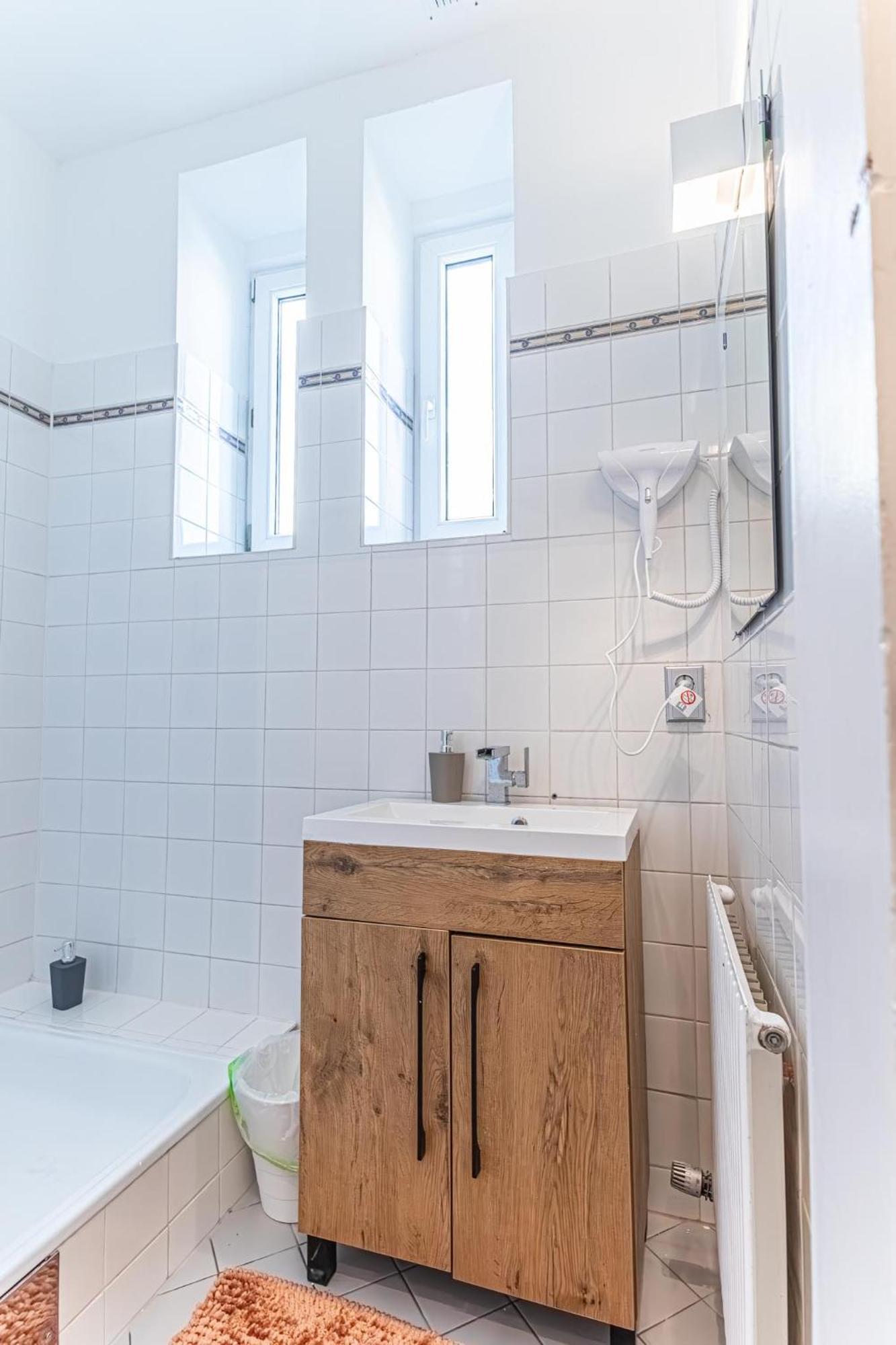 Apartament Convenient 3-br Shared Apt, 15 Min To Landstrasse Hub *